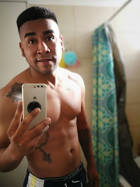 Alasti lekkinud OnlyFans-i pilt Latino Gang 