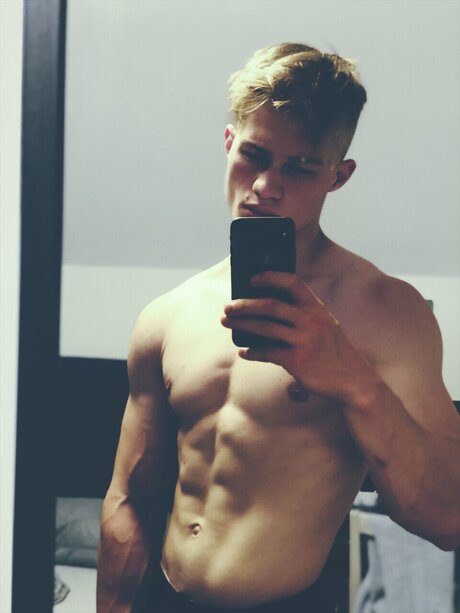Naken läckt OnlyFans-bild av Adrian