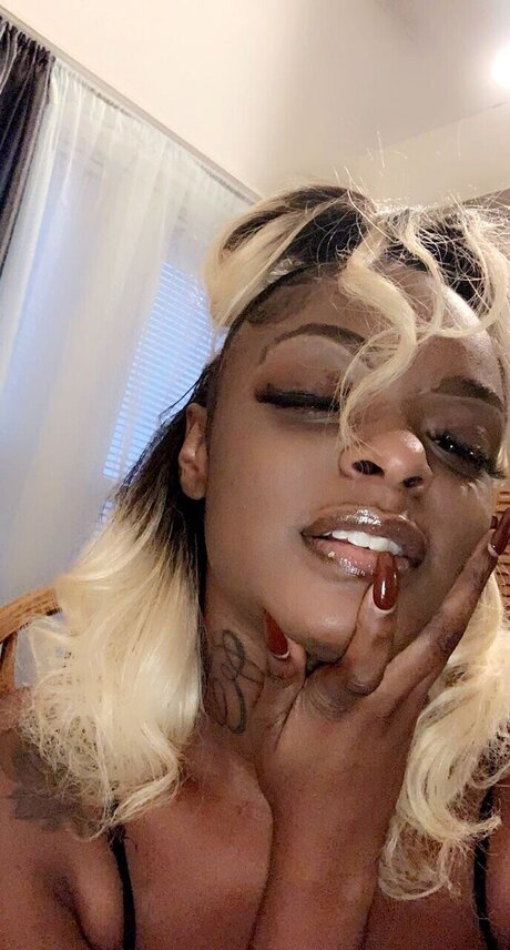 Обнаженная фотография утечки OnlyFans от Essgucci