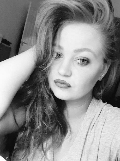Naken läckt OnlyFans-bild av Leah Kinns