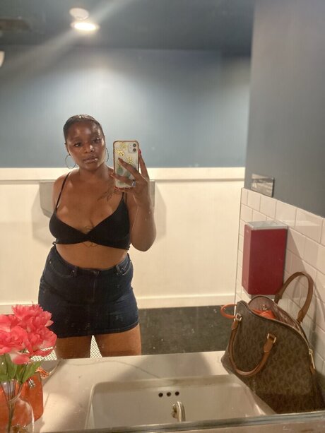 Naken läckt OnlyFans-bild av Ashley Brown