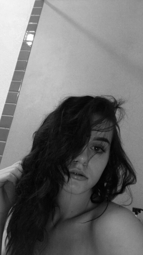 Nacktes geleaktes OnlyFans-Foto von Honeyb
