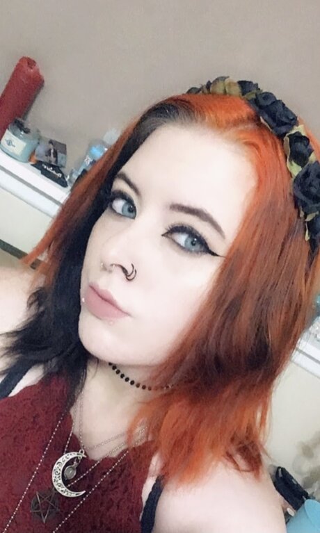 Naken läckt OnlyFans-bild av Littlemsundead