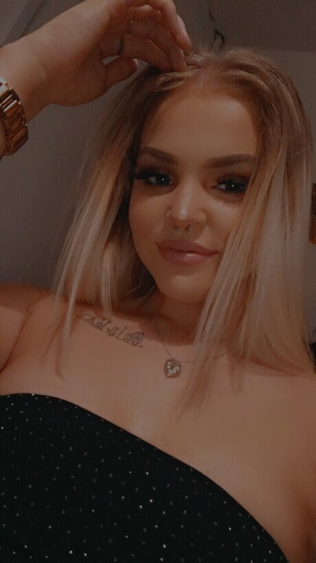 Naakte gelekte OnlyFans-foto van Honeybeaxo
