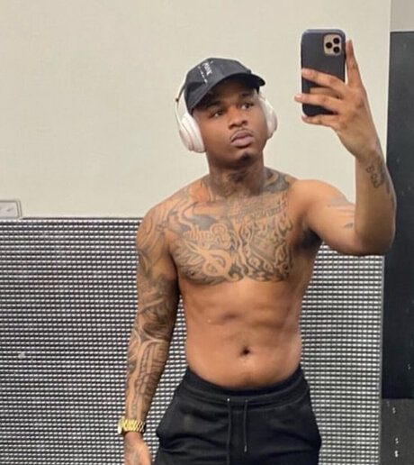 Naken läckt OnlyFans-bild av 21