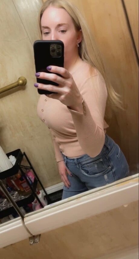 Naken läckt OnlyFans-bild av Emmie