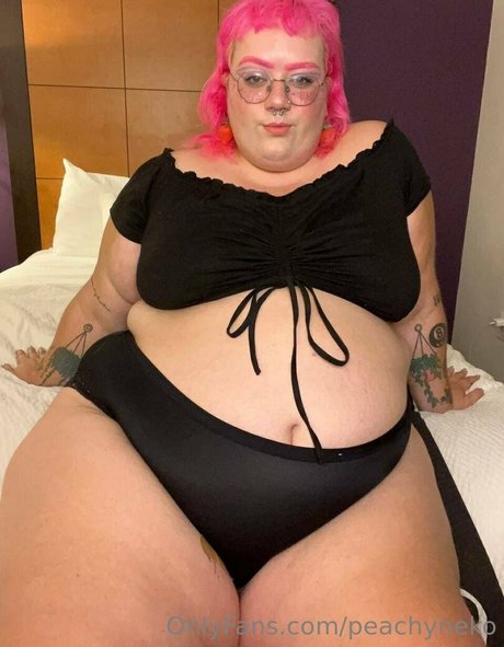 Alasti lekkinud OnlyFans-i pilt Peachyneko