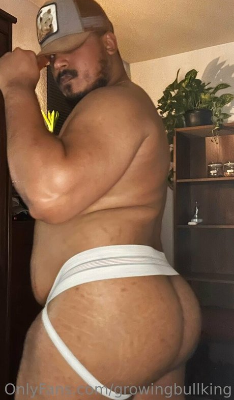 Naakte gelekte OnlyFans-foto van Growingbullking