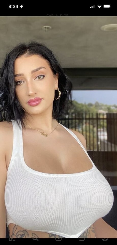 Nahá fotka uniklých OnlyFans od Carla Dior