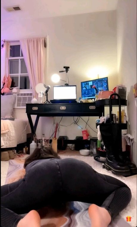Naken läckt OnlyFans-bild av Breielle
