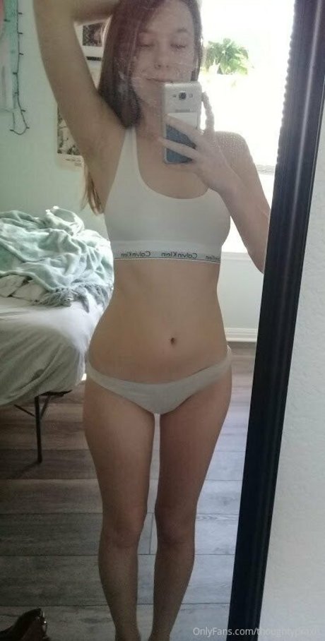 Naken lekkede OnlyFans-bilde av Thoughtypraxis