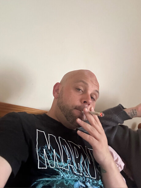 Naakte gelekte OnlyFans-foto van  Ampampampamp 
