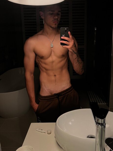 Photo nue de fuite OnlyFans de Byron