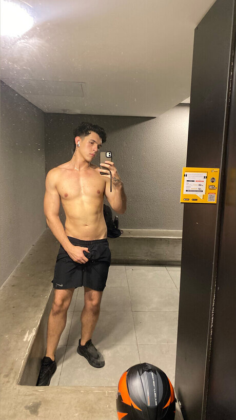 Naken läckt OnlyFans-bild av Allan Milani