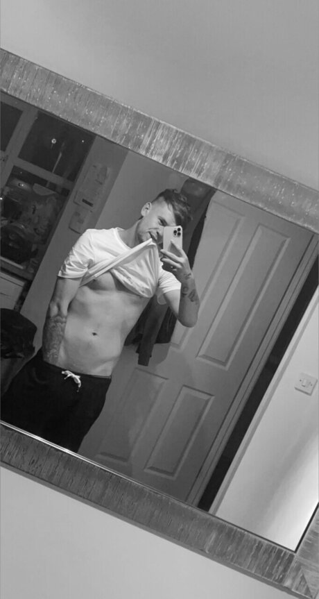 Alasti lekkinud OnlyFans-i pilt Joshdav21