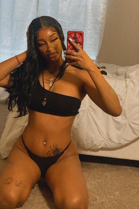 Alaston vuotanut OnlyFans-kuva Ash