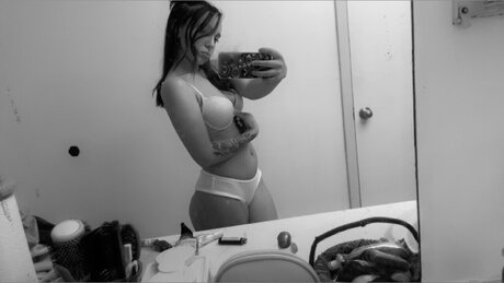 Naakte gelekte OnlyFans-foto van Khamani Lael