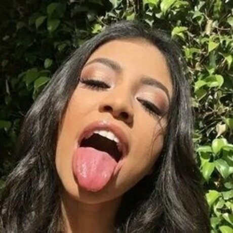 Naakte gelekte OnlyFans-foto van Rayne
