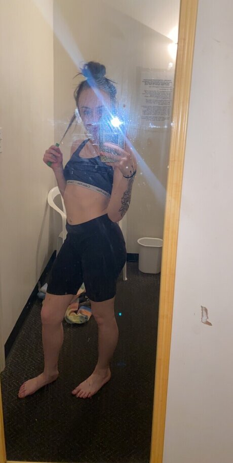 Naakte gelekte OnlyFans-foto van Little Mamas
