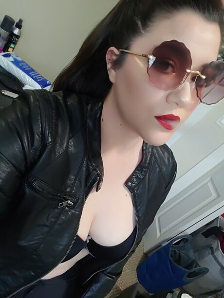 Naakte gelekte OnlyFans-foto van Tina