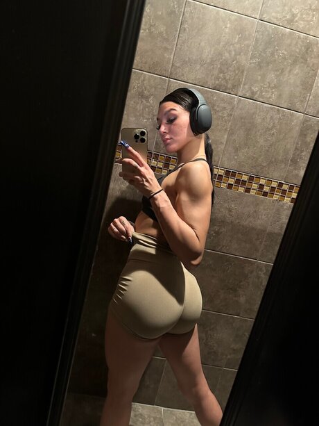 Alaston vuotanut OnlyFans-kuva Ash Love