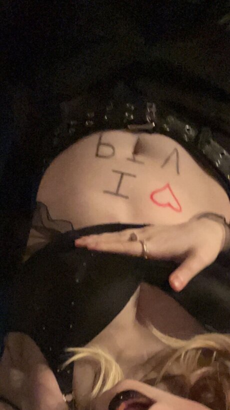 Naakte gelekte OnlyFans-foto van Indikah
