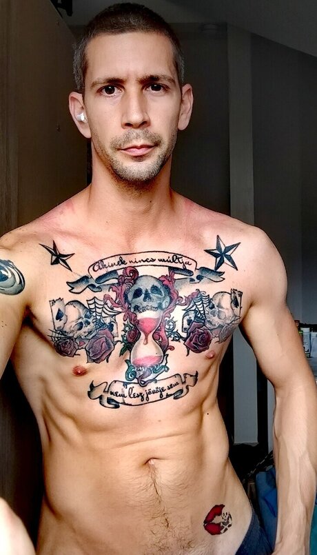Naakte gelekte OnlyFans-foto van Fec The Bald