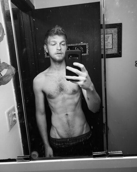 Alasti lekkinud OnlyFans-i pilt Zach