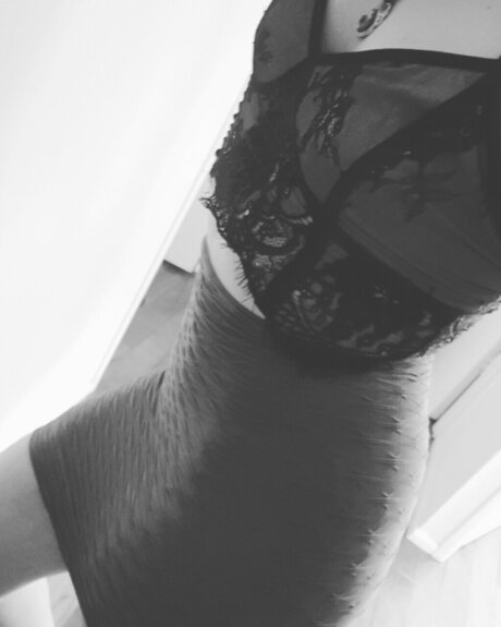 Naakte gelekte OnlyFans-foto van Little Sub 