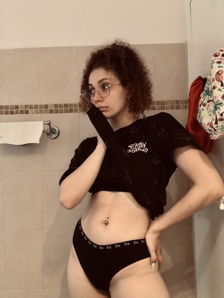 Naken läckt OnlyFans-bild av J3ssi