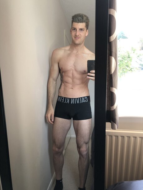 Naken läckt OnlyFans-bild av Mitchell