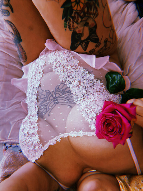 Naakte gelekte OnlyFans-foto van Flowergirl