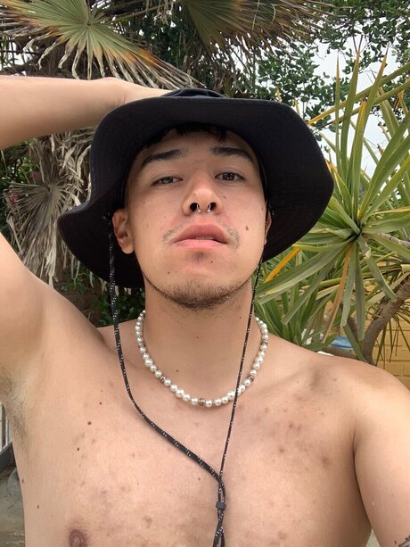 Naken läckt OnlyFans-bild av Bastin