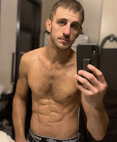 Naakte gelekte OnlyFans-foto van Ramon Brzko