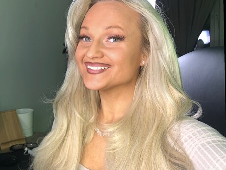 Naakte gelekte OnlyFans-foto van Nathalie Lemmetyinen