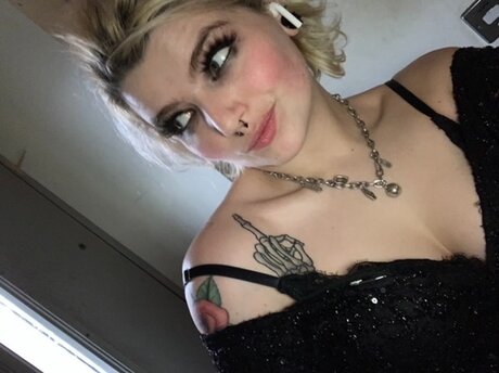 Naken läckt OnlyFans-bild av Punkbunny 