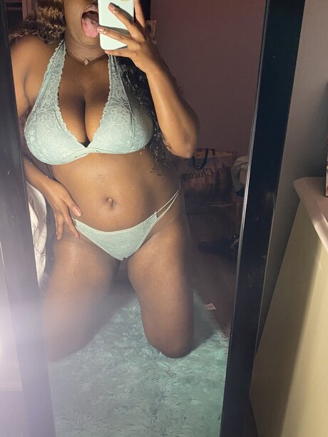 Alasti lekkinud OnlyFans-i pilt Imxnii