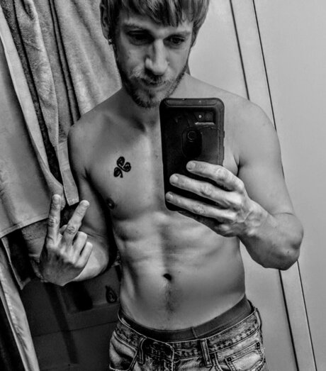 Обнаженная фотография утечки OnlyFans от Andrew Schuster