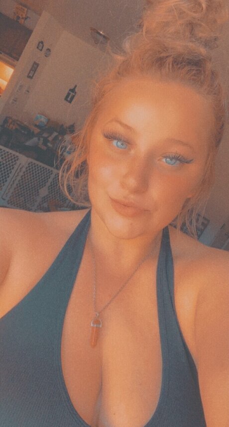 Naakte gelekte OnlyFans-foto van Lizzy