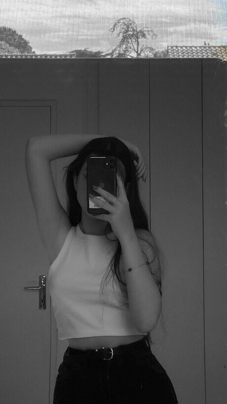 Alasti lekkinud OnlyFans-i pilt Lumoon