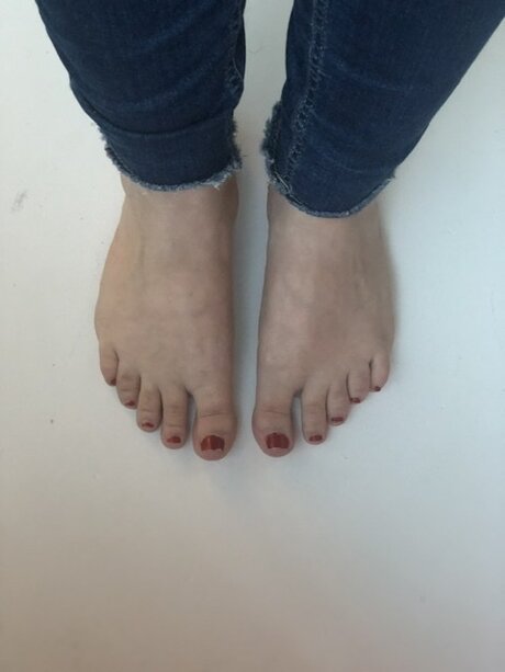 Lustrous Feet