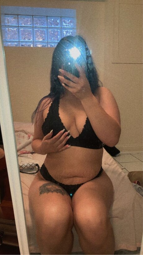 Naakte gelekte OnlyFans-foto van Apphireblu
