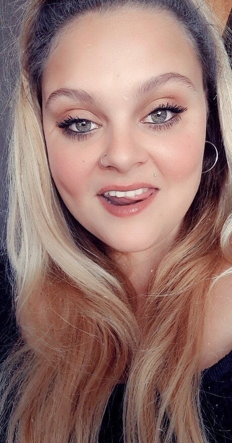 Naken läckt OnlyFans-bild av Baby Mama