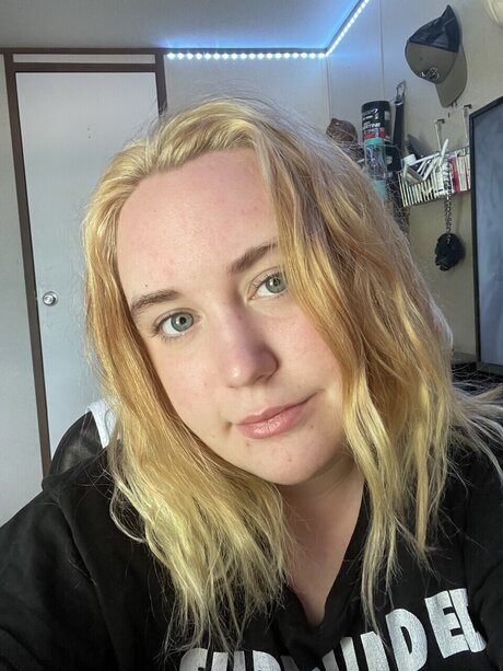 Naakte gelekte OnlyFans-foto van Emma Dawn