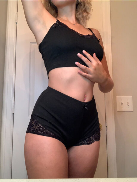 Alasti lekkinud OnlyFans-i pilt Maya Evert