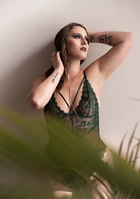 Naakte gelekte OnlyFans-foto van  Boudoir Mom Jezz