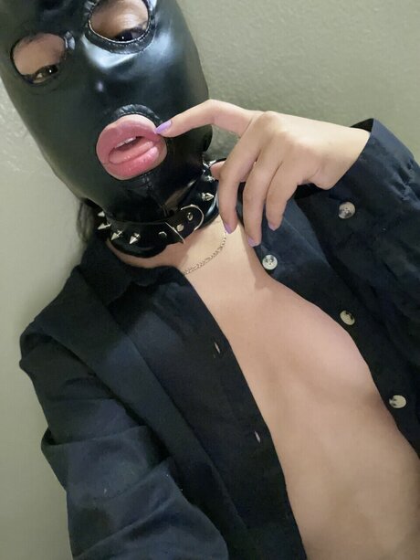 Naken läckt OnlyFans-bild av Flower Skull