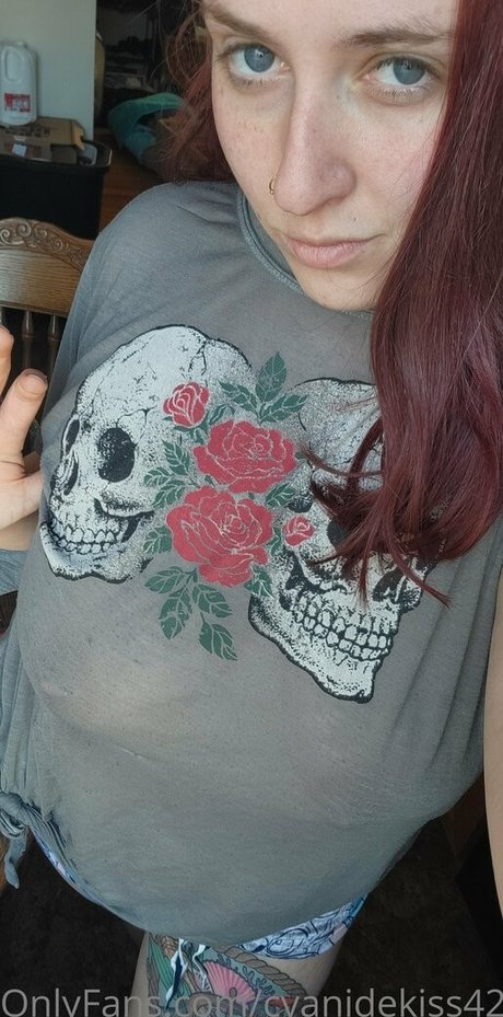 Naken läckt OnlyFans-bild av Cyanidekiss420