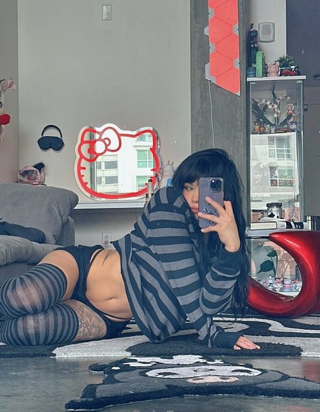 Naken läckt OnlyFans-bild av Suikomuu
