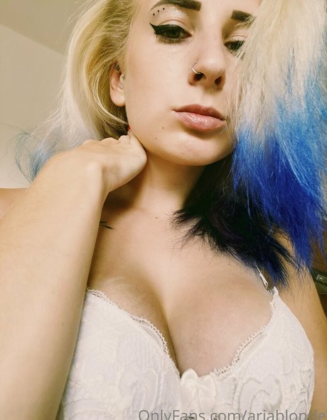 Nahá fotka uniklých OnlyFans od Ariablonde